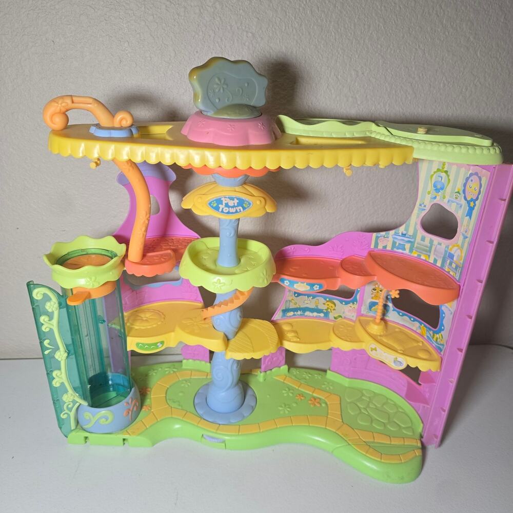 Littlest Pet Shop Vintage 2006 Round N Round Pet Town Playset with Swing